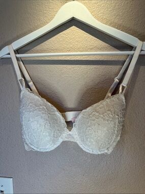 Victoria’s Secret Women’s White Lace Lined Demi Cup Bra Size 32DD or 32E